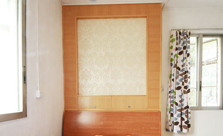 木纹饰面板床头背景墙